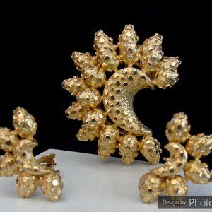 Vintage CORO Atomic Crescent Moon Gold Tone Diamond Cut Brooch Earring Set NOS